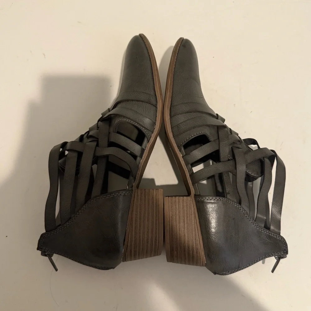 Maurices Diana Strappy Cutout Faux-Leather Distressed Ankle Bootie Gray Size 9